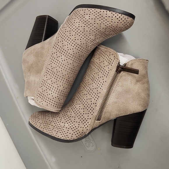 QUPID Taupe Distress Boots NIB - Picture 2 of 5